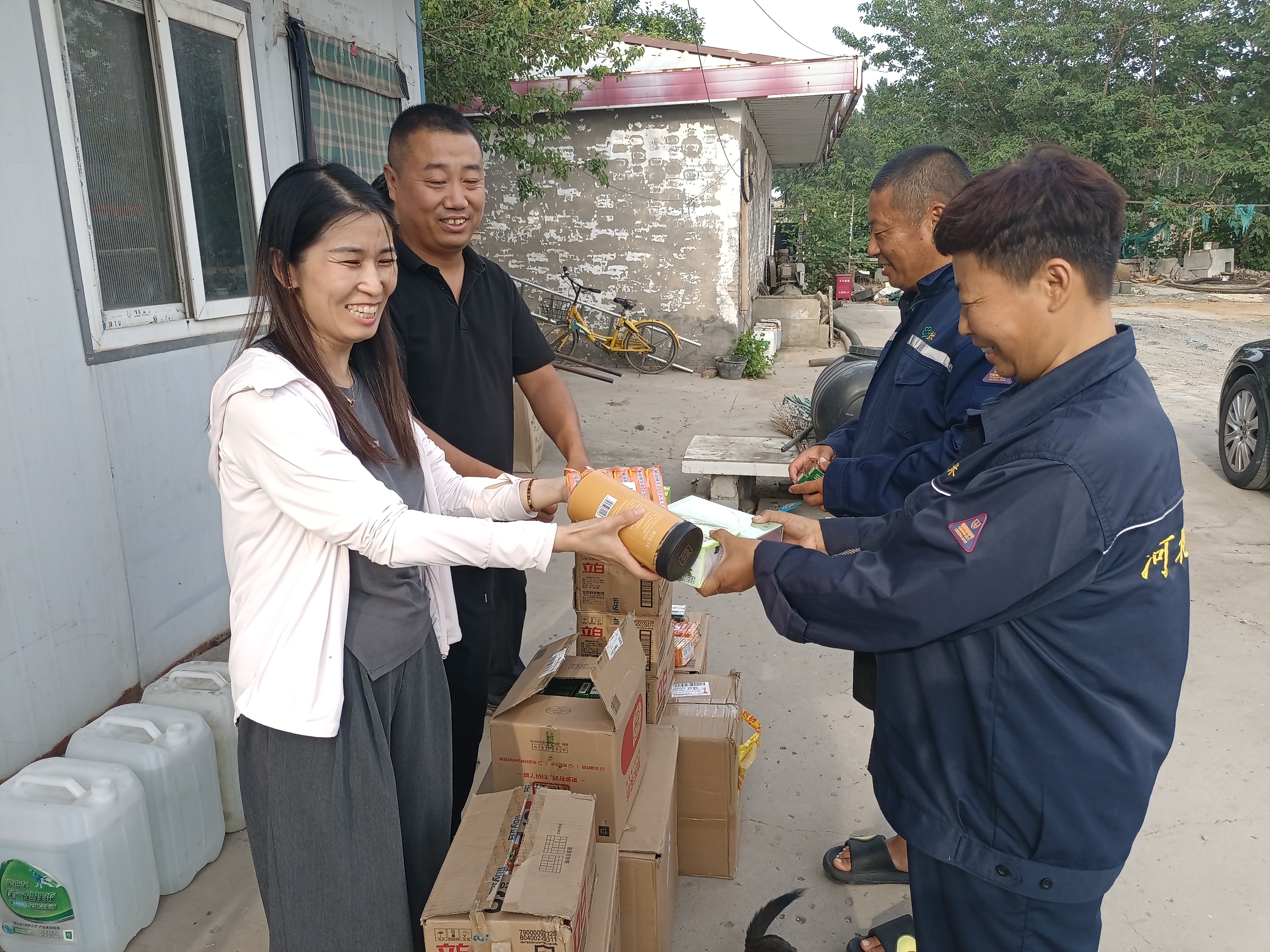 河北啟林給車隊一線從業人員送清涼